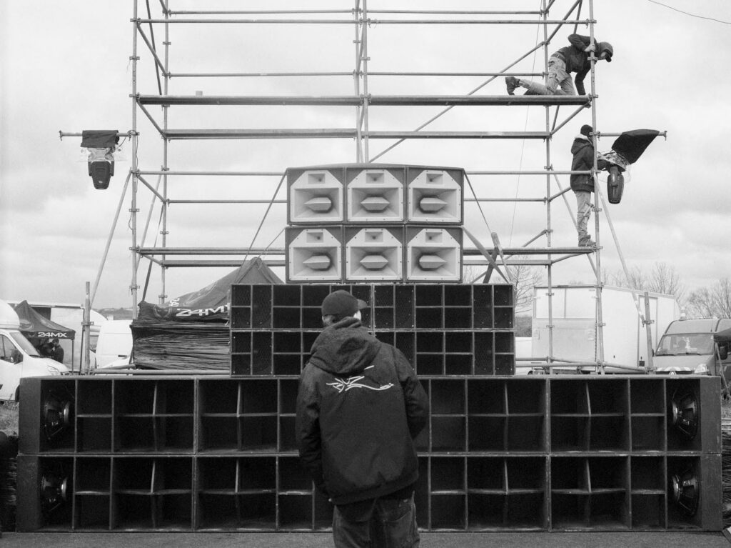 Photos extraites de la série Architecture de la teuf (Murs de l’Atlantique), 2024, © Julie Hascoët